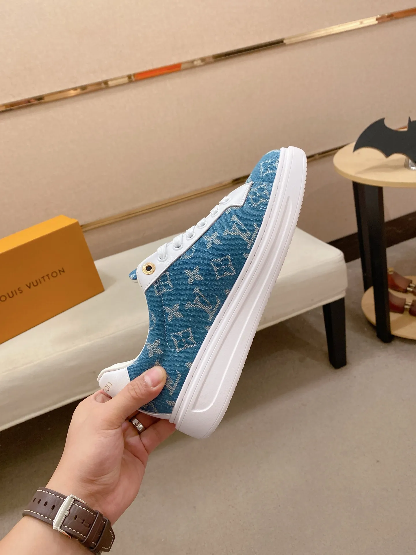 Men's shoes 💰: 400💰🎉🎉LV~Louis Vuitton trendy men's shoes New shipments Latest matching The same style as the official website Super high quality Hot sales of the season [strong] [strong] [strong] Selected first-layer cowhide, comfortable cowhide lining, original last, comfortable on the foot, wear-resistant rubber outsole Size number: 38-44.